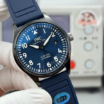 AOF 全面升级 V7 版 马克 飞行员PILOTS WATCHES全系列n1️⃣利用最新的精密AI电喷技术，n终于试验出少量的零色差的万国色值n2️⃣全场唯一去除紫色温的黑面，开启了字面新工艺的 ＂狂飙’之战！ 🔴n3️⃣字體是完美油印100%和原版相同的字体 进口超强夜光⚠️n终极版己完美修正纤细大小同步原版！！⚠️n而日本进口机芯9015 2892正完完全全符合这特征，n最新批次日本纯进口9015 2892更显精准，耐用，摆陀低噪，零返修！n从而成为马克 飞行员 所有款式的首选机芯！n限时价格不菲的新氟表带㊙️n目前市面上唯獨完美對標原版更多新品