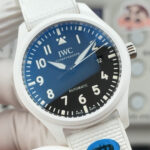 AOF 全面升级 V7 版 马克 飞行员PILOTS WATCHES全系列n1️⃣利用最新的精密AI电喷技术，n终于试验出少量的零色差的万国色值n2️⃣全场唯一去除紫色温的黑面，开启了字面新工艺的 ＂狂飙’之战！ 🔴n3️⃣字體是完美油印100%和原版相同的字体 进口超强夜光⚠️n终极版己完美修正纤细大小同步原版！！⚠️n而日本进口机芯9015 2892正完完全全符合这特征，n最新批次日本纯进口9015 2892更显精准，耐用，摆陀低噪，零返修！n从而成为马克 飞行员 所有款式的首选机芯！n限时价格不菲的新氟表带㊙️n目前市面上唯獨完美對標原版更多新品