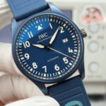 AOF 全面升级 V7 版 马克 飞行员PILOTS WATCHES全系列n1️⃣利用最新的精密AI电喷技术，n终于试验出少量的零色差的万国色值n2️⃣全场唯一去除紫色温的黑面，开启了字面新工艺的 ＂狂飙’之战！ 🔴n3️⃣字體是完美油印100%和原版相同的字体 进口超强夜光⚠️n终极版己完美修正纤细大小同步原版！！⚠️n而日本进口机芯9015 2892正完完全全符合这特征，n最新批次日本纯进口9015 2892更显精准，耐用，摆陀低噪，零返修！n从而成为马克 飞行员 所有款式的首选机芯！n限时价格不菲的新氟表带㊙️n目前市面上唯獨完美對標原版更多新品
