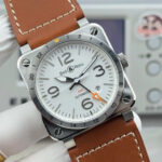 新作nBell & Ross 柏莱仕 BR 03-93 GMTn机芯：进口自动上弦机械机芯 n功能：时针、分针、秒针、日期和表圈上的24小时第二时区 (GMT/世界时系列)。n表壳：直径42毫米，缎光修饰的抛光精钢表壳。带刻度的固定式表圈。n表盘：黑色。金属镶贴数字和时标。金属镂空Superluminova夜光材料时针和分针。n表镜：带防眩目涂层的蓝宝石水晶玻璃表镜。防水性能：100米。n表带：黑色小牛皮，带有热压印饰面   n表扣：插针式表扣。缎光抛光精钢。