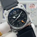 新作nBell & Ross 柏莱仕 BR 03-93 GMTn机芯：进口自动上弦机械机芯 n功能：时针、分针、秒针、日期和表圈上的24小时第二时区 (GMT/世界时系列)。n表壳：直径42毫米，缎光修饰的抛光精钢表壳。带刻度的固定式表圈。n表盘：黑色。金属镶贴数字和时标。金属镂空Superluminova夜光材料时针和分针。n表镜：带防眩目涂层的蓝宝石水晶玻璃表镜。防水性能：100米。n表带：黑色小牛皮，带有热压印饰面   n表扣：插针式表扣。缎光抛光精钢。
