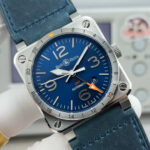 新作nBell & Ross 柏莱仕 BR 03-93 GMTn机芯：进口自动上弦机械机芯 n功能：时针、分针、秒针、日期和表圈上的24小时第二时区 (GMT/世界时系列)。n表壳：直径42毫米，缎光修饰的抛光精钢表壳。带刻度的固定式表圈。n表盘：黑色。金属镶贴数字和时标。金属镂空Superluminova夜光材料时针和分针。n表镜：带防眩目涂层的蓝宝石水晶玻璃表镜。防水性能：100米。n表带：黑色小牛皮，带有热压印饰面   n表扣：插针式表扣。缎光抛光精钢。