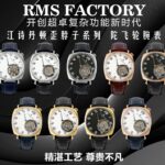 RMS2️⃣0️⃣2️⃣6️⃣最新推出:江诗丹顿百年经典名作American 1921陀飞轮机械腕表，俗称“歪脖子”，传说中的“Driver watch”司机表。江诗丹顿在一个世纪前为了打造出符合汽车驾驶需求的手表，想到可以把面盘顺时针转45度，让人开车时不需刻意移动手腕，而是直接瞥一眼左手就能看懂时间，演进至今成为American 1921的一大特色。轨道式刻度、宝玑数字时标与指针等都是早期手表的招牌元素，这些特色即使置身于现代还是不显过时，反而散发经典传统的魅力。整表尺寸40*12mm，搭载着摆幅28800的手动上链陀飞轮机芯，储蓄能量达到48小时，同时机芯零件作工与板件设计都经过江诗丹顿的缜密规划，在透明底盖下一目了然，证明能获得日内瓦印记认证的工艺水准。这款历史名作复刻腕表有正有歪有方有圆，整体散发相当强烈的外观辨识度，而手表采用特殊设计所蕴含的创作概念，更是这款表吸引人的关键原因。