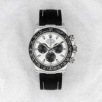 TW Factory ROLEX宇宙计时迪通拿系列之碳纤维定制版，腕表不仅佩戴轻便，外表坚硬。且每一只腕表都拥有独一无二的碳纤花纹材质。 【表壳】腕表尺寸40X12.4吻合原装。Tw工厂实力铸造碳纤维劳力士的独特风采。市场独家做到，整个壳套，圈口包括底盖均采用高复合碳纤维和超强夜光粉所打造。细节之处更是经过手工倒角抛光所制。质感非凡。【表带扣】表带采用人工纤维编织带所制，透气舒适，质地柔软。【机芯】采用最新精准而上海成熟4130机芯，完美实现强大功能，性价比之王！！！