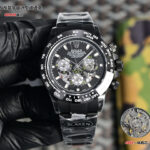 ✨**BLAKEN UPGRADE ALERT!**✨n第六代迪通拿碳黑复刻版 镂空设计！6th Gen Daytona Carbon Black Replica，40mm上手绝了！n🔥核心亮点一眼种草：n▪️12.2mm超薄机身 12.2mm Ultra-thin Case（甩开市面13.5mm普通款），全实心精钢 Solid Stainless Steel 打造，接缝几乎0缝隙，质感拉满！n▪️哑黑套件 Matte Black Kit 升级+多色圈口 Multi-color Bezels 可选，后期想换风格随便搭，个性党狂喜～n▪️表带双选项：硅胶款 Silicone Strap 轻便舒适/精钢款 Steel Strap 硬朗有范儿，CNC全程精雕 CNC Precision Engraving + 人工打磨，细节控直接爱住！n⌚机芯硬核：n4802一体机芯 4802 Integrated Movement，搭载72-hour Long Power Reserve长储能，计时功能 Chronograph Function 和专柜同步，走时稳得一批～n💡贴心设计：n蚝式保险扣 Oyster Safety Clasp 防意外打开，实心链结 Solid Links 戴久了也舒服，操作还特简单！n低调又有面儿，这波升级真的可！n