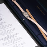 海瑞温斯顿（Harry winston）印记 Emerald系列腕表 缤纷时光 因你而定格 缎面双圈表带将旑旎风情缠绕腕间 与耀眼钻石💎和珍珠贝母 共绽柔美光彩 领略跨越时光的动人之美 如果想要拥有一枚属于自己与众不同的钻石女表 选它准没错😎Size：17.7*24MM