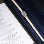 海瑞温斯顿（Harry winston）印记 Emerald系列腕表 缤纷时光 因你而定格 缎面双圈表带将旑旎风情缠绕腕间 与耀眼钻石💎和珍珠贝母 共绽柔美光彩 领略跨越时光的动人之美 如果想要拥有一枚属于自己与众不同的钻石女表 选它准没错😎Size：17.7*24MM