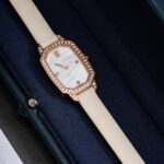 海瑞温斯顿（Harry winston）印记 Emerald系列腕表 缤纷时光 因你而定格 缎面双圈表带将旑旎风情缠绕腕间 与耀眼钻石💎和珍珠贝母 共绽柔美光彩 领略跨越时光的动人之美 如果想要拥有一枚属于自己与众不同的钻石女表 选它准没错😎Size：17.7*24MM